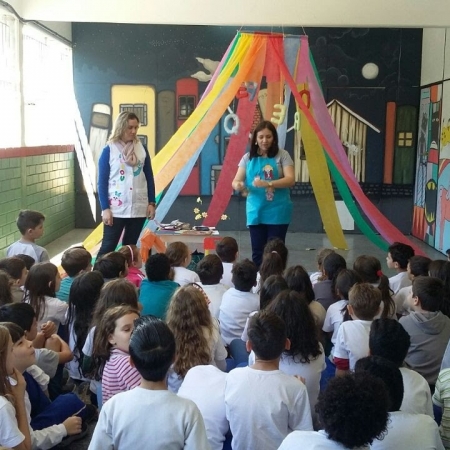 Projeto Sacola Viajante incentiva a leitura e a cooperao na Escola Santos Dumont, em Blumenau
