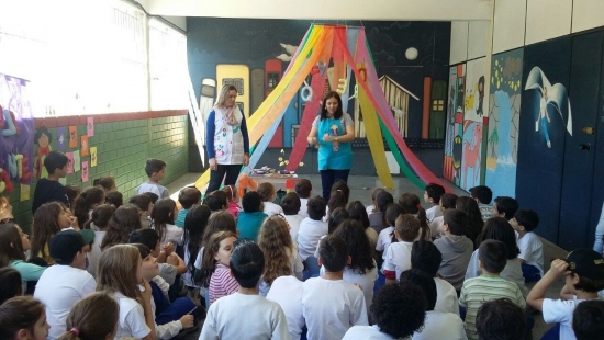 Projeto Sacola Viajante incentiva a leitura e a cooperao na Escola Santos Dumont, em Blumenau